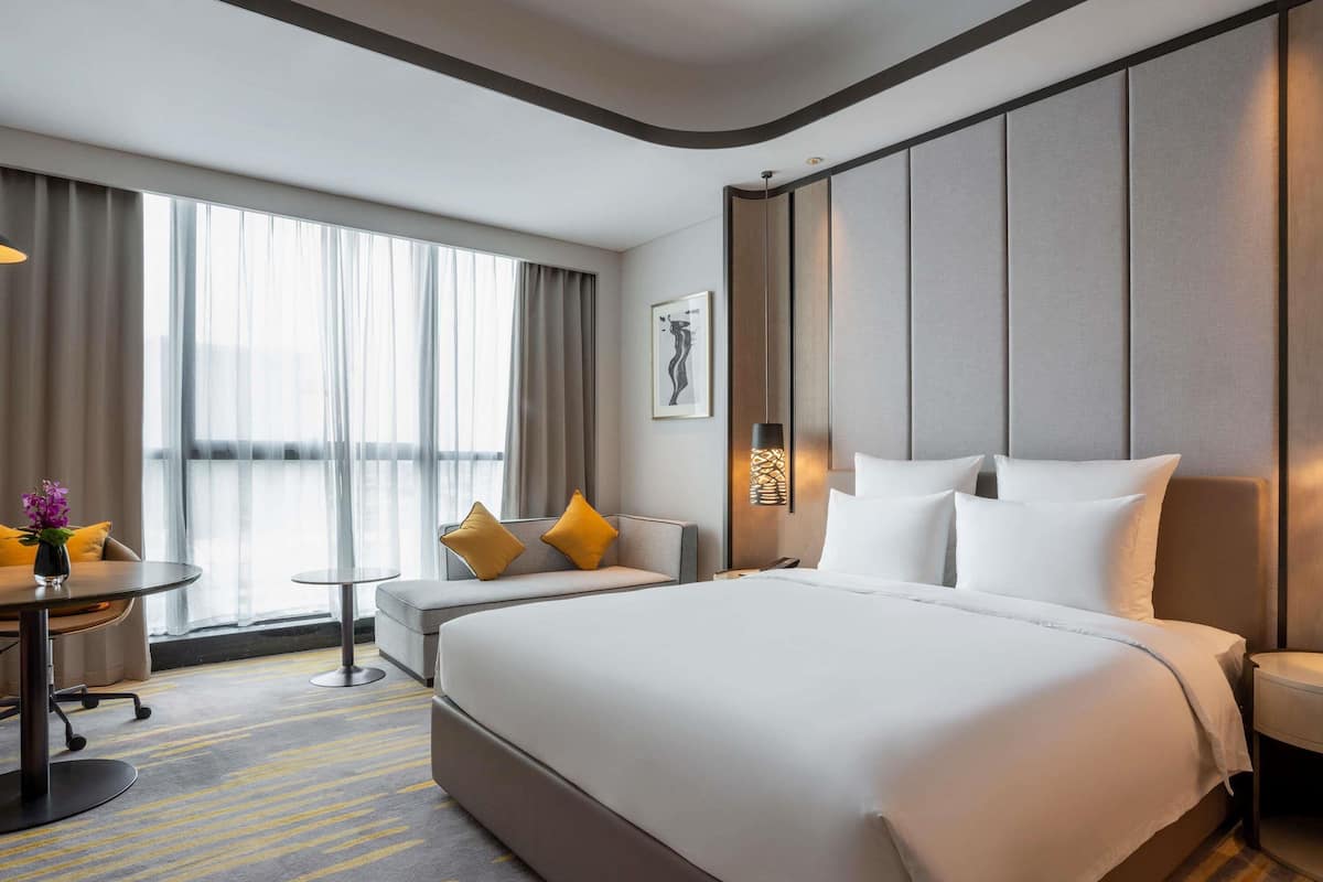 1 bedroom, premium bedding, down comforters, pillowtop beds