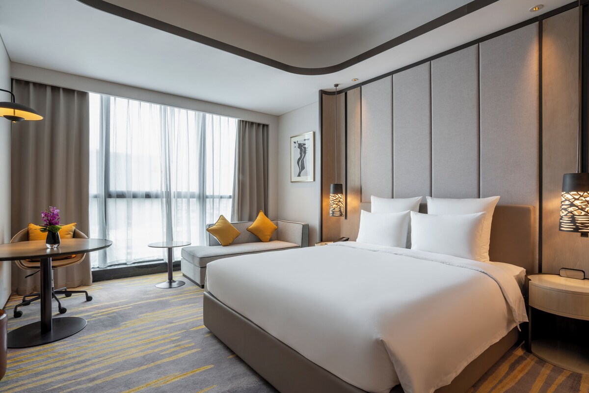 Superior Room with 1 Kingsize Bed, City Side | Premium bedding, down comforters, pillowtop beds, minibar