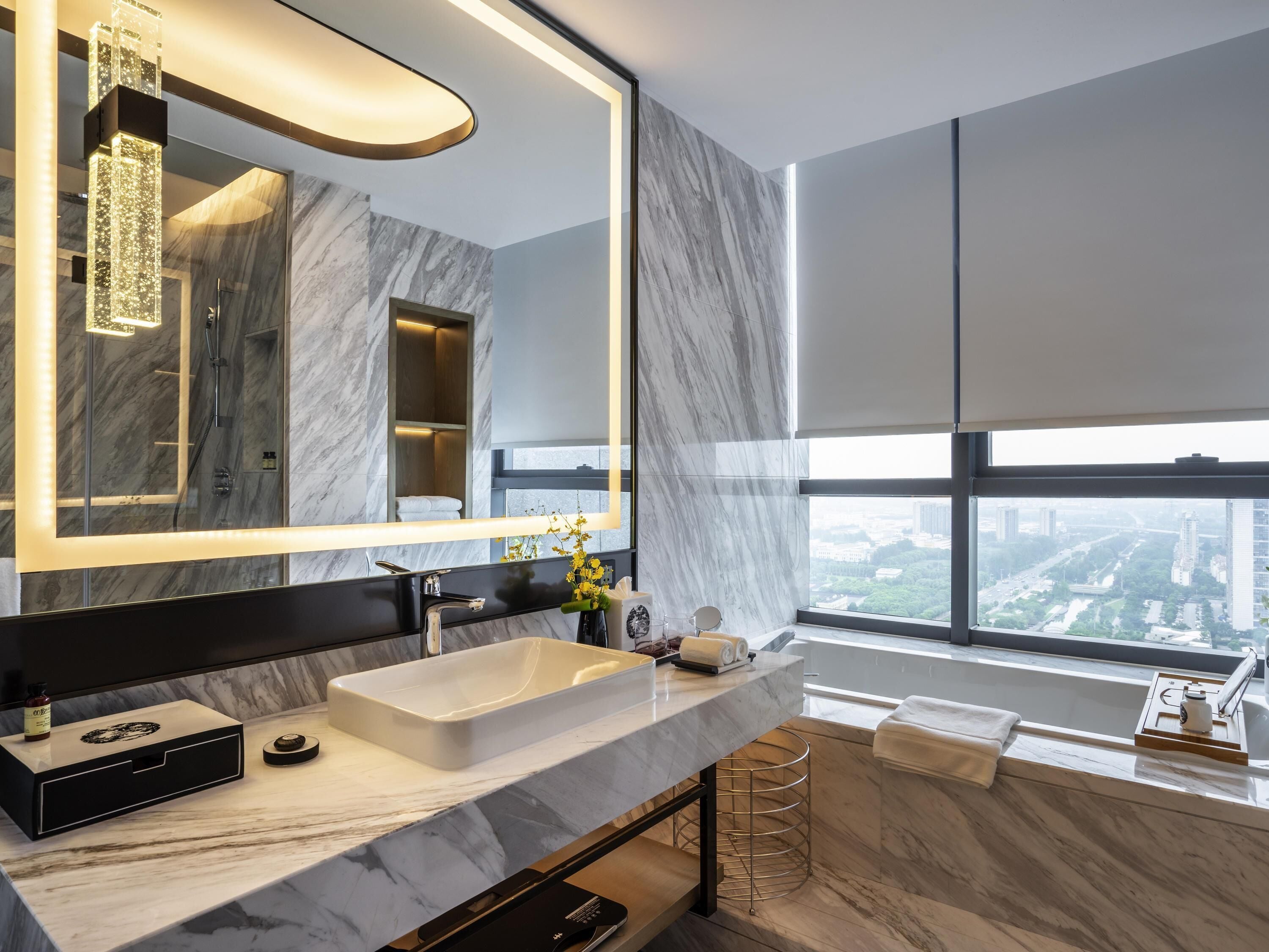 أغطية فراش متميزة وألحفة محشوة بالريش وأسرّة بطبقة علوية مريحة وميني بار