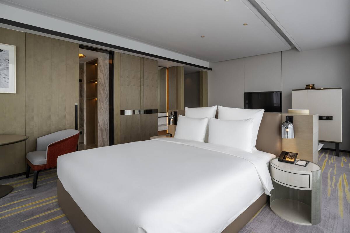 Deluxe Room, 1 King Bed | Premium bedding, down comforters, pillowtop beds, minibar