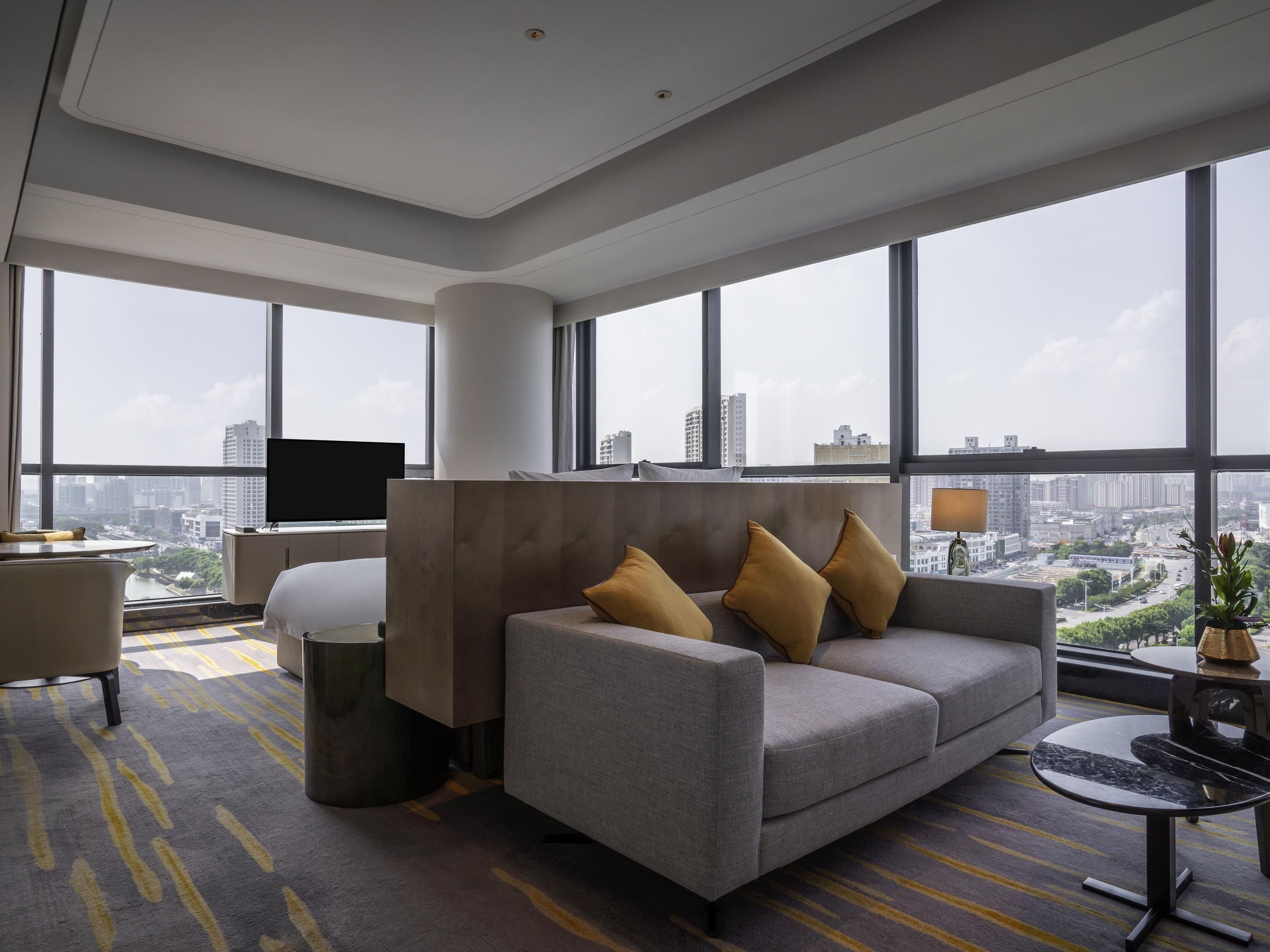 Executive Room, 1 King Bed, Club Lounge Access | Premium bedding, down comforters, pillowtop beds, minibar