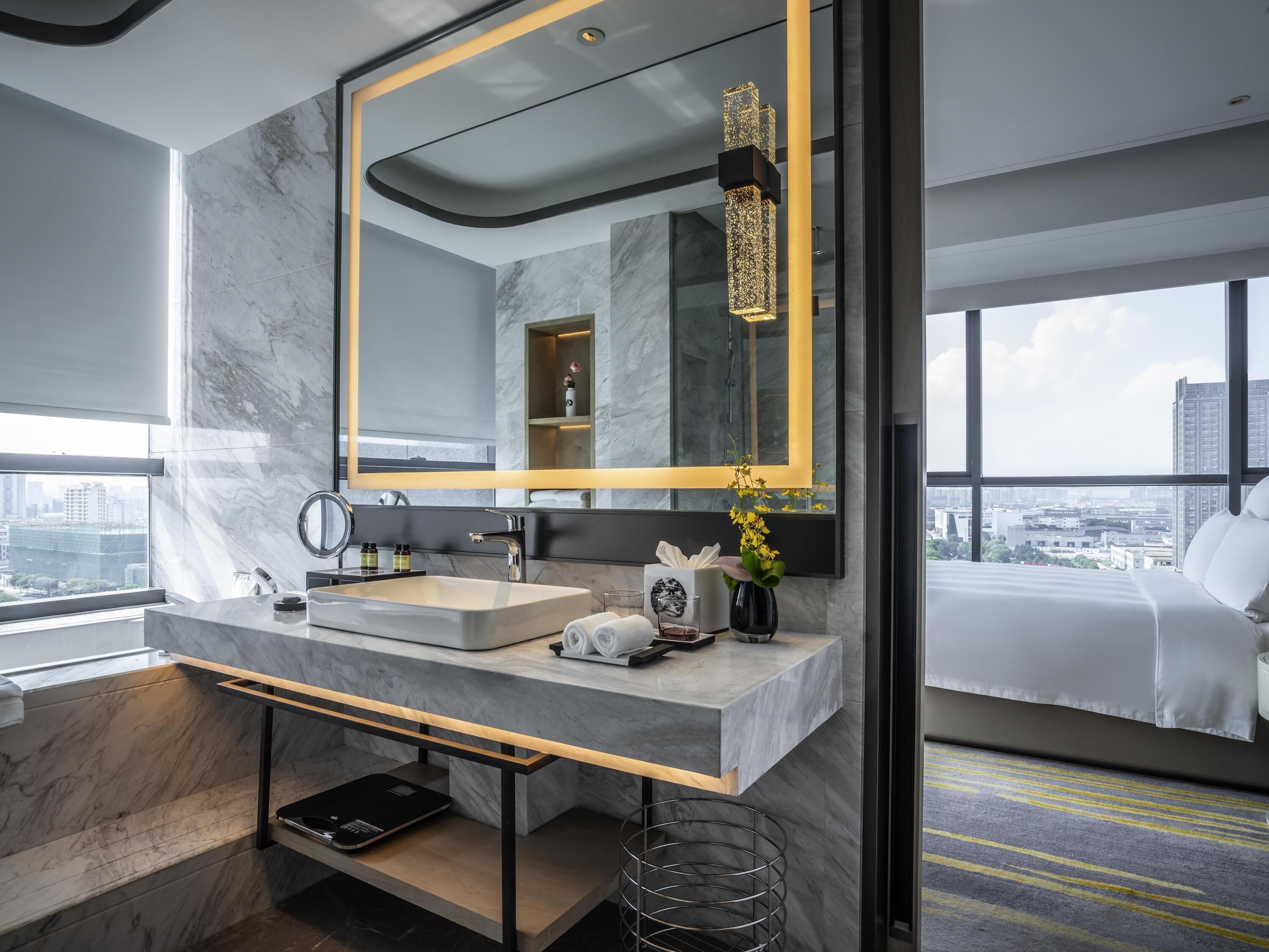 Executive Room, 1 King Bed, Club lounge access | Premium bedding, down duvets, pillow-top beds, minibar