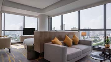 Executive Room, 1 King Bed, Club lounge access | Premium bedding, down duvets, pillow-top beds, minibar