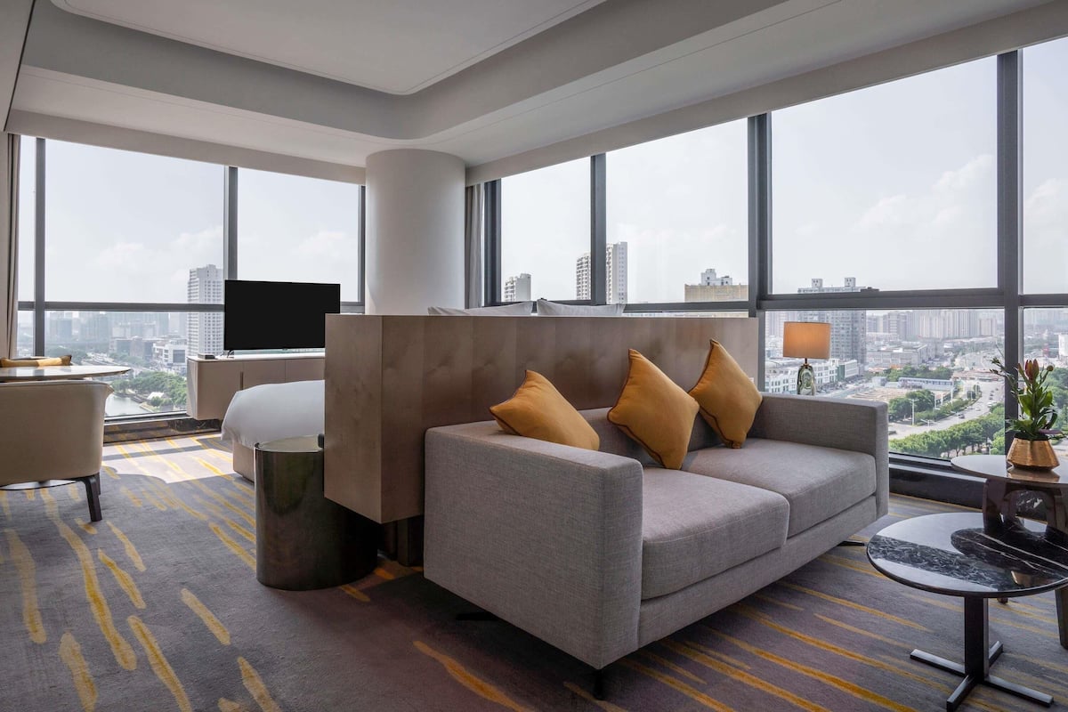 Chambre Exécutive, 1 trÚs grand lit, accÚs au salon club | Literie de qualité supérieure, couette en duvet d'oie, surmatelas