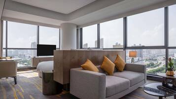 Executive Room, 1 King Bed, Club Lounge Access | Premium bedding, down comforters, pillowtop beds, minibar