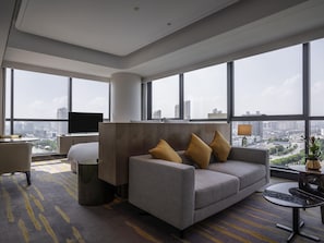 Executive Room, 1 King Bed, Club Lounge Access | 1 bedroom, premium bedding, down comforters, pillowtop beds