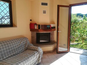 Télévision, table de tennis de table, livres