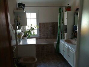 Combined shower/tub, hair dryer, bidet, towels - South villa with pool (Châteauneuf-les-Martigues)
