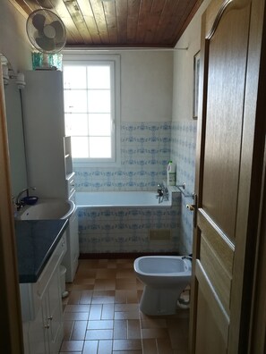 Ensemble douche/baignoire, sĂšche-cheveux, bidet, serviettes fournies