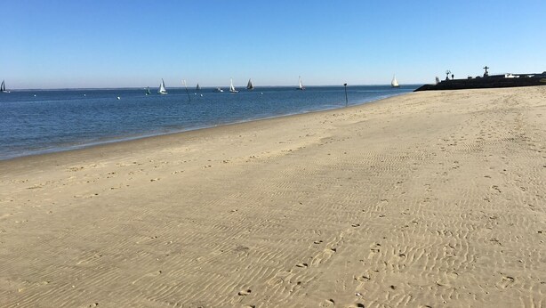 A wide sandy beach with visible footprints and a clear blue sky. - Villa bottom T3 300 meters from the beach (Arcachon)