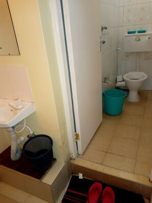 Douche, serviettes fournies, savon, papier toilette