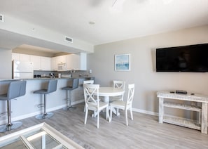 Dining - Beachfront 1BR in Destin! Balcony, 3 Pools,  Hot Tub, Tennis, Steps to Beach. (Destin)