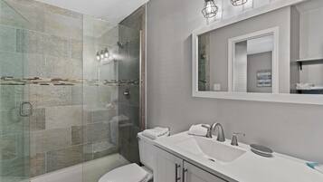Combined shower/tub, hair dryer, towels