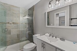 Combined shower/bathtub, hair dryer, towels