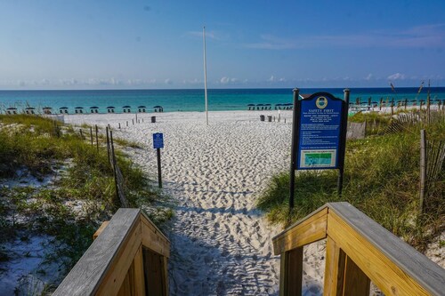 1st Floor Crystal Beach Condo! Steps to Beach, Pool, Hot Tub, Poolside Patio.