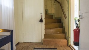 Un escalier avec une rampe en bois menant à une porte.