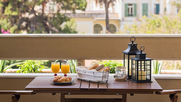 Outdoor dining - Stylish central apartment in Rhodes City - 5 mins to Old City & the beach (Rhodes)