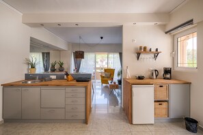 Fridge, oven, stovetop, coffee/tea maker