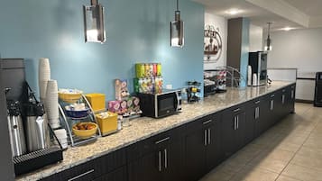 Café da manhã para viagem grátis todos os dias