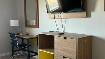 Individuell eingerichtet, Schreibtisch, VerdunkelungsvorhÀnge