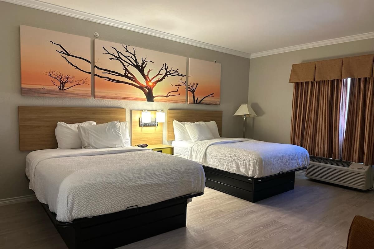 Muebles diferentes, escritorio y cortinas blackout