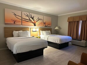 Individuell eingerichtet, Schreibtisch, Verdunkelungsvorhänge