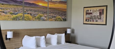 Chambre, 1 trĂšs grand lit, accessible aux personnes Ă mobilitĂ© rĂ©duite, non-fumeur (Mobility) | Ameublement unique, bureau, rideaux dâobscurcissement