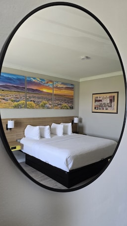 Chambre, 1 très grand lit, accessible aux personnes à mobilité réduite, non-fumeurs (Mobility) | Ameublement personnalisé, bureau, rideaux occultants. Days Inn by Wyndham Copperas Cove