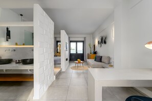 Suite de diseño, vistas a la ciudad | Ropa de cama de alta calidad, minibar, caja fuerte