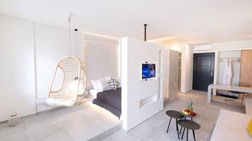 Suite de diseñador, vista a la ciudad | Ropa de cama de alta calidad y minibar