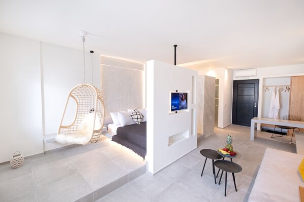 Suite de diseño, vistas a la ciudad | Ropa de cama de alta calidad, minibar, caja fuerte