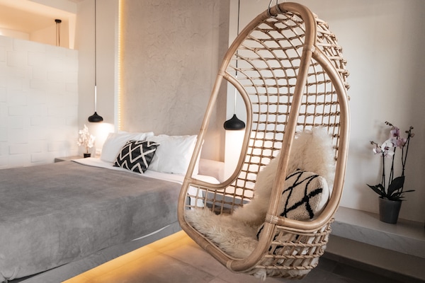 Design Suite, City View | Premium bedding, minibar, in-room safe, individually decorated