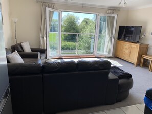 Smart TV - Riverside Apartment - Riverboat, Little Paxton (Saint Neots)