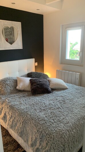 3 chambres, fer et planche à repasser