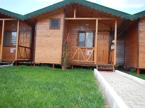 Exclusive Bungalow | Premium bedding, individually decorated, desk, blackout curtains