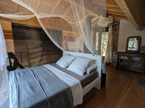 2 bedrooms, iron/ironing board, travel crib, free WiFi