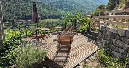 Maison en pierres rénovée en pleine nature