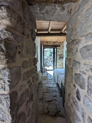 2 habitaciones, tabla de planchar con plancha y cuna de viaje