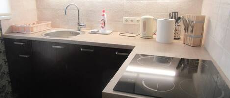 ثلاجة، ميكروويف، فرن، موقد طهي مسطح