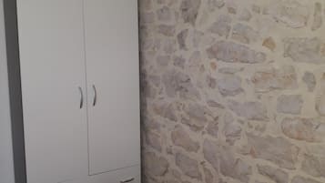 2 quartos, ferros/tábuas de passar roupa, berço de viagem