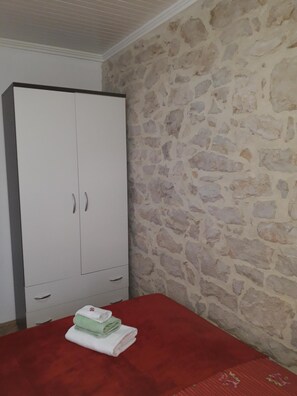 2 habitaciones, tabla de planchar con plancha y cuna de viaje 