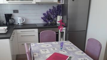 Refrigerador, horno, parrilla de estufa y lavavajillas