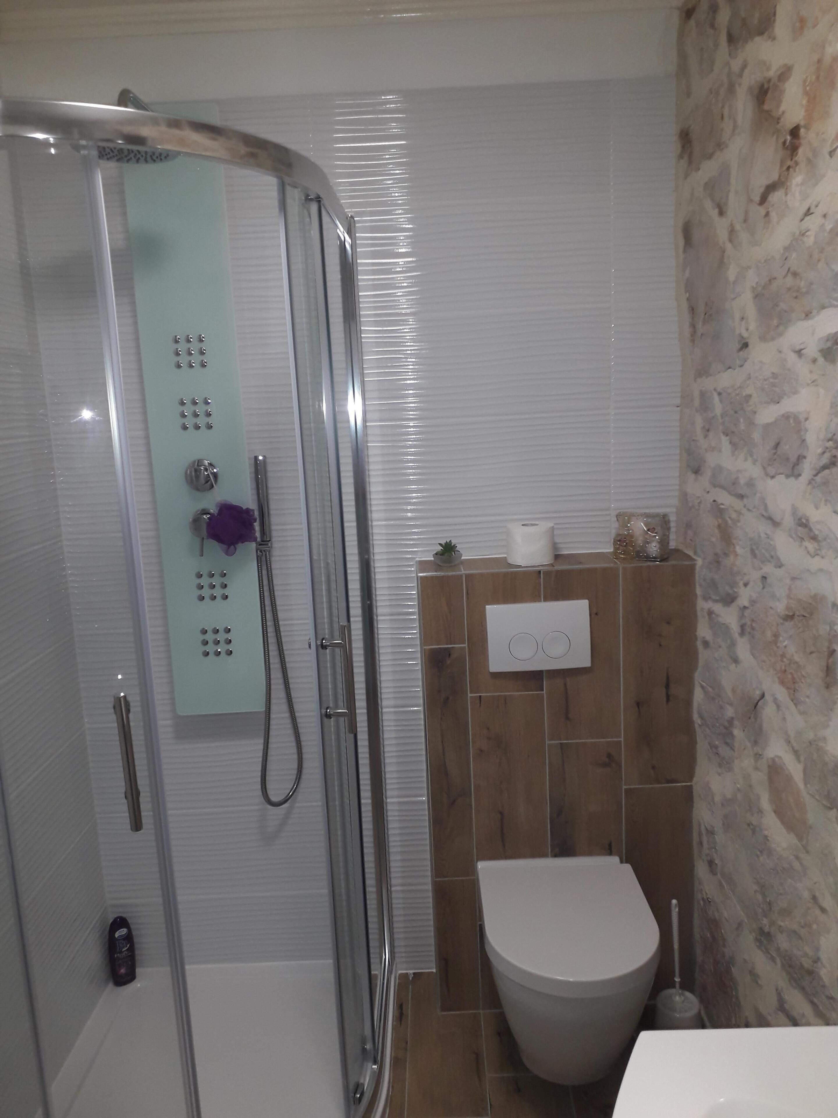 Douche, sèche-cheveux, peignoirs, serviettes fournies