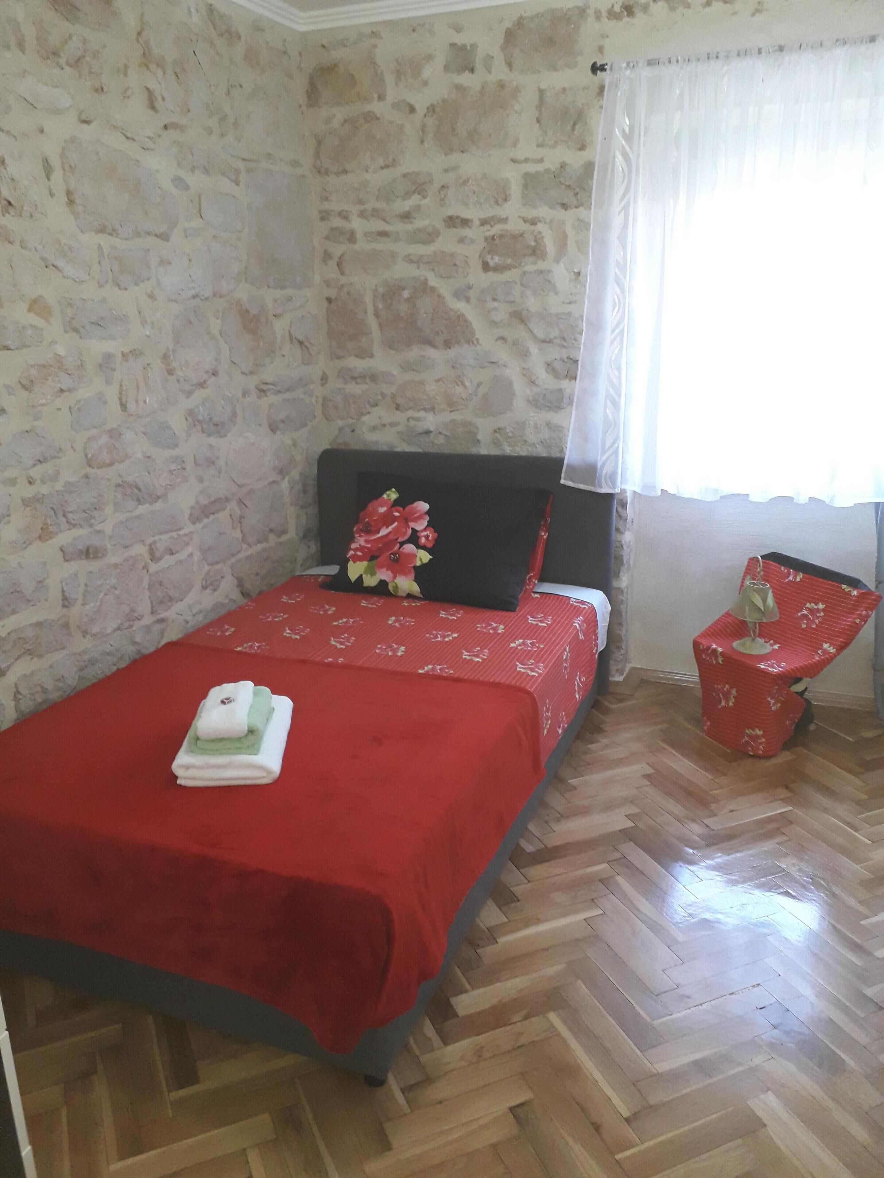 2 habitaciones, tabla de planchar con plancha y cuna de viaje 