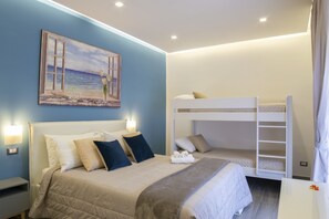 豪華四人  房, 城市景觀 (Stanza Acqua) | 高級寢具、羽絨被、記憶床墊、迷你吧