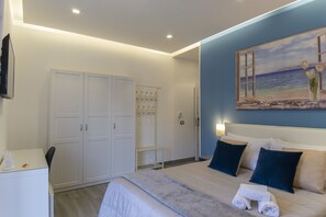 Deluxe Quadruple Room, City View (Stanza Acqua) | Premium bedding, down comforters, memory foam beds, minibar - B&B Maremy - 4 Elementi (Naples)
