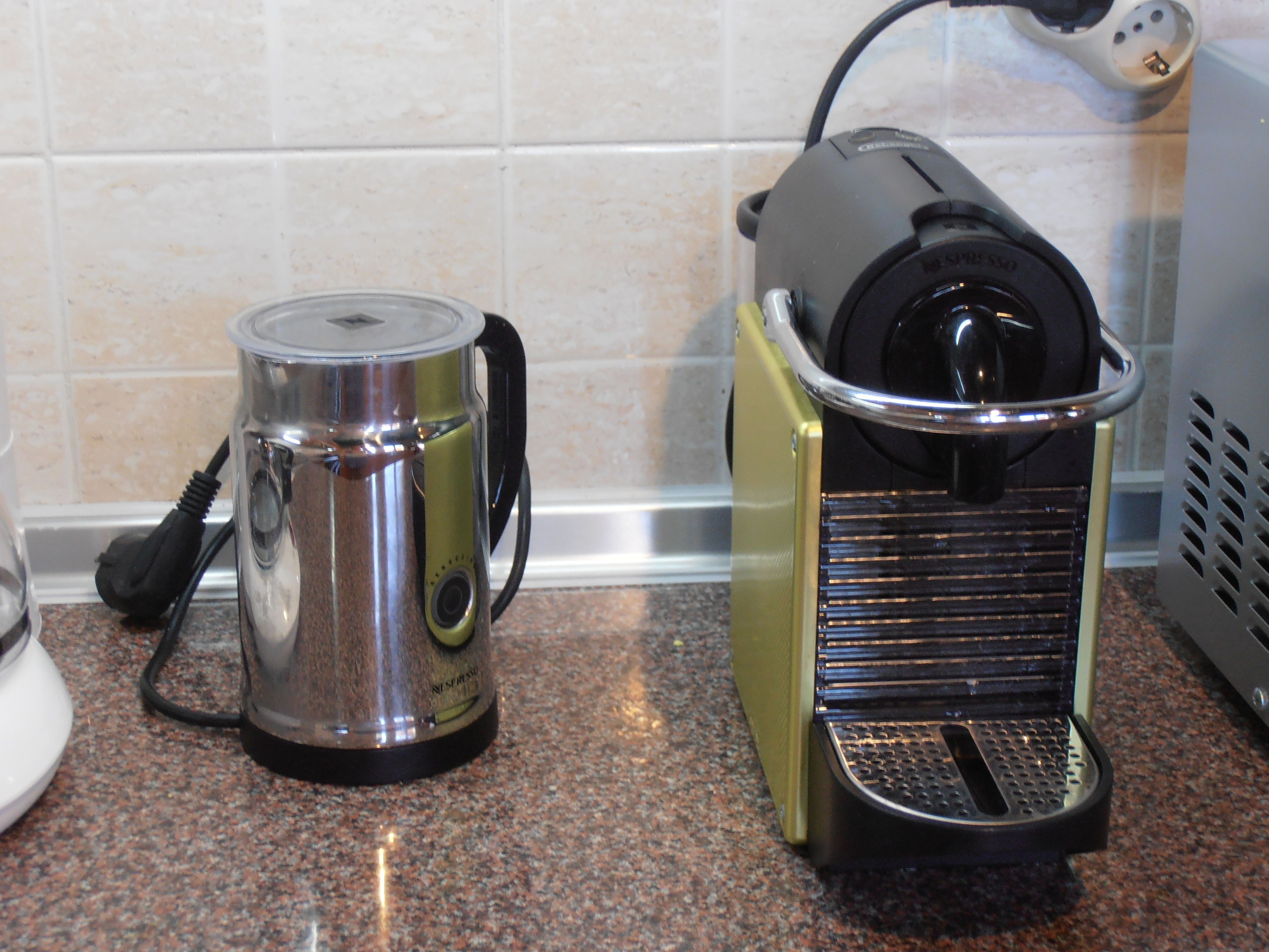 Une cuisine équipée d’une machine à café et d’un grille-pain.