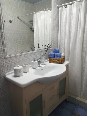 Casa, 3 habitaciones | Baño | Ducha, artículos de higiene personal gratuitos y secador de pelo