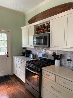 Fridge, microwave, oven, stovetop - Stylish 2 BED, 2 BATH Shotgun-style house near beach! (Galveston)