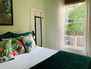 2 bedrooms, iron/ironing board, free WiFi, bed sheets - Stylish 2 BED, 2 BATH Shotgun-style house near beach! (Galveston)